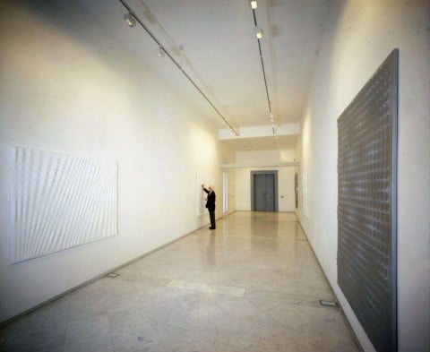 Enrico Castellani - veduta della mostra presso la Galleria Lia Rumma, Napoli 1986