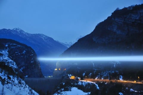Il fascio di luce sul Vajont © Stefano Cagol