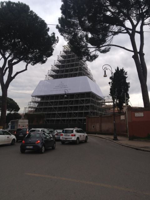 Il nuovo cantiere di restauro alla Piramide Cestia, a Roma 3