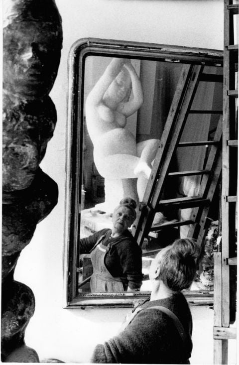 Roma 1960: Antonietta nel nuovo studio a Roma in mezzo alle sue sculture