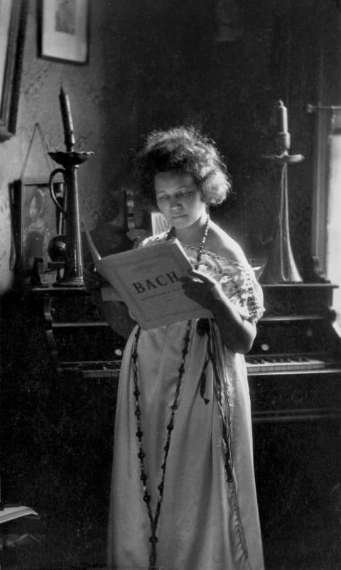Londra, 1916: Antonietta nel suo studio in una lunga tunica informale, i capelli ribelli tagliati corti, studia con attenzione uno spartito di Bach