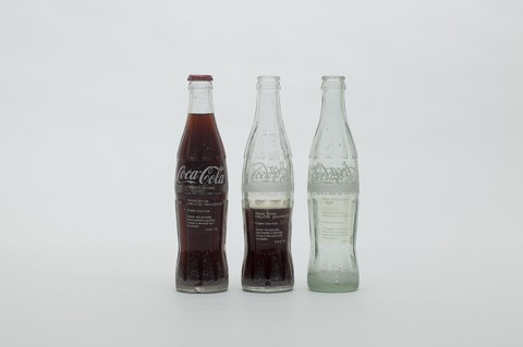 Cildo Meireles, Inserções em Circuitos Ideológicos. Projeto Coca-Cola, 1970 - Collezione dell'artista, Rio de Janeiro - photo Pat Kilgore