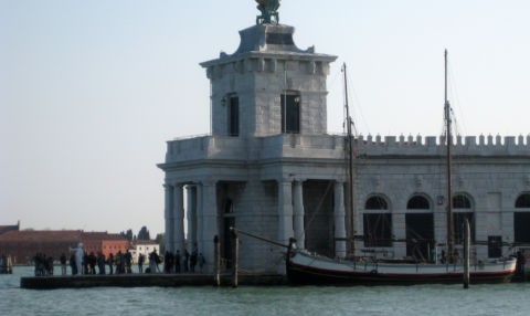 Punta della Dogana con il Ragazzo con la rana