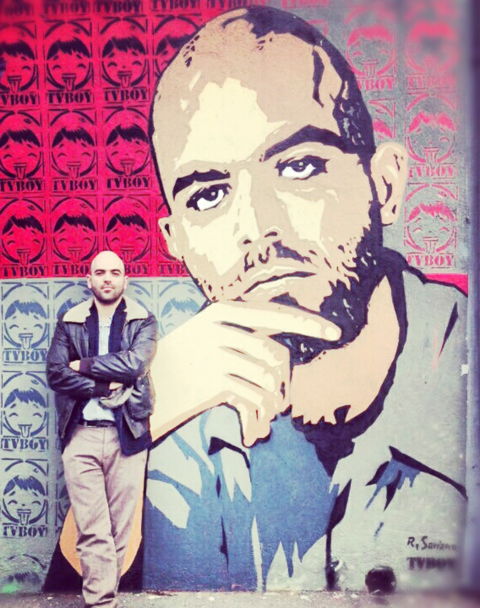Roberto Saviano con il murale firmato TvBoy