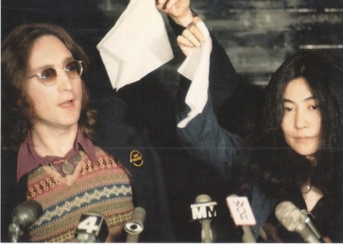 John Lennon e Yoko Ono alla conferenza stampa di presentazione di Nutopia