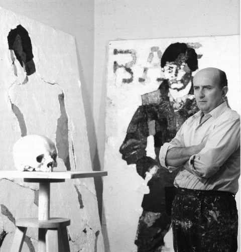 Giovanni Testori nel suo studio