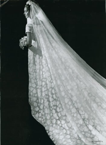 1966, Janet Jennings Auchincloss, sorella di Jacqueline Kennedy Onassis, indossa per il suo matrimonio un abito delle Sorelle Fontana - courtesy Archivio Fondazione Micol Fontana, Roma