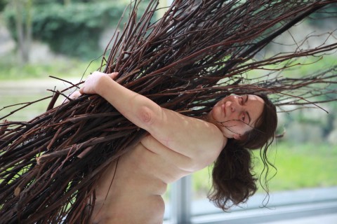 Ron Mueck, Woman with Sticks (particolare), 2009