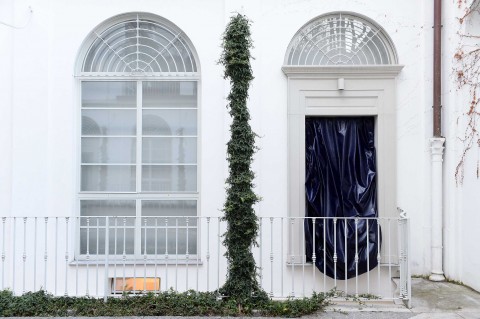 Angela de la Cruz, Stuck (Blue), 2010 - © the artist; courtesy Lisson Gallery, London - photo credit Daniele Venturelli