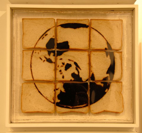 David Reimondo, Earth Revolution, 2007, fette di pane abbrustolite, 40 x 42 cm