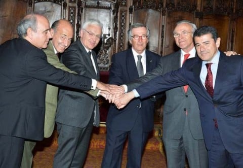 La firma dello storico accordo (foto hoyesarte.com)