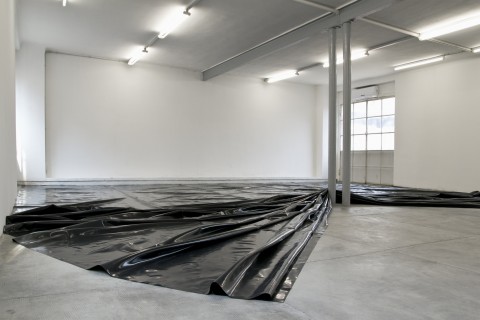 Kilian Rüthemann, Untitled (Black cover), 2013 - veduta dell’allestimento presso Peep-Hole, Milan0 - courtesy RaebervonStenglin, Zurigo