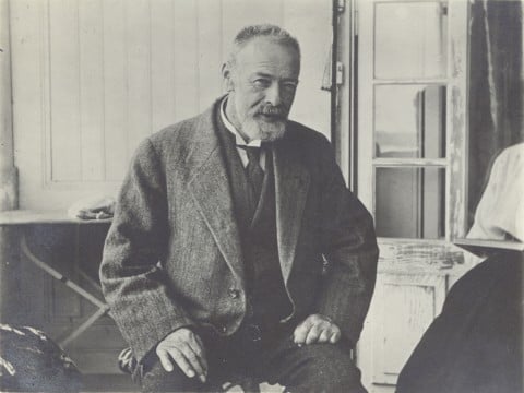 Ferdinand Hodler in der Loggia seiner Wohnung am Quai du Mont-Blanc, 1918 -photo: Gertrud Müller - coll. Fotostiftung Schweiz, Winterthur - photo © Fotostiftung Schweiz, Gertrud Dübi-Müller Archiv