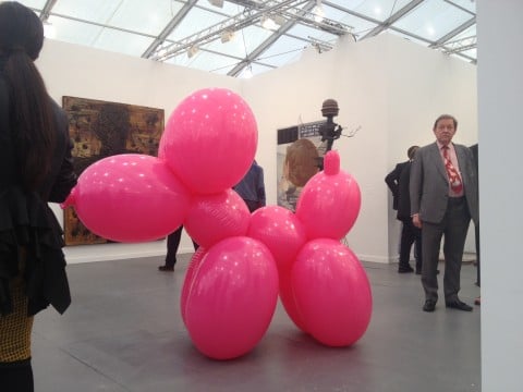 Lo stand Hauser&Wirth con il “puppy” di Paul McCarthy, venduto in 40 esemplari