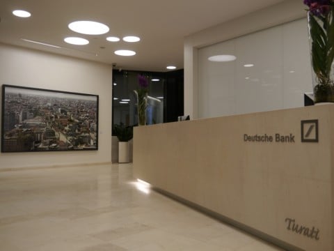 L'atrio della sede Deutsche Bank di via Turati
