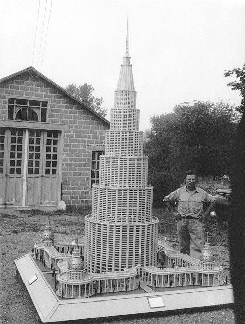 Marino Auriti con il Palazzo Enciclopedico del Mondo, anni Cinquanta - Collection American Folk Art Museum, New York