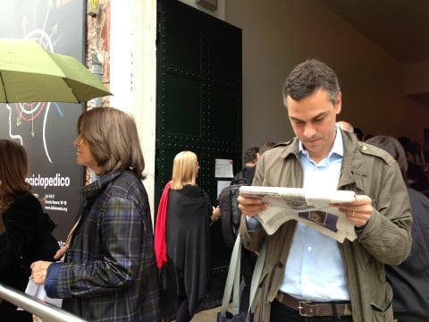 Massimiliano Gioni legge le recensioni alla sua Biennale