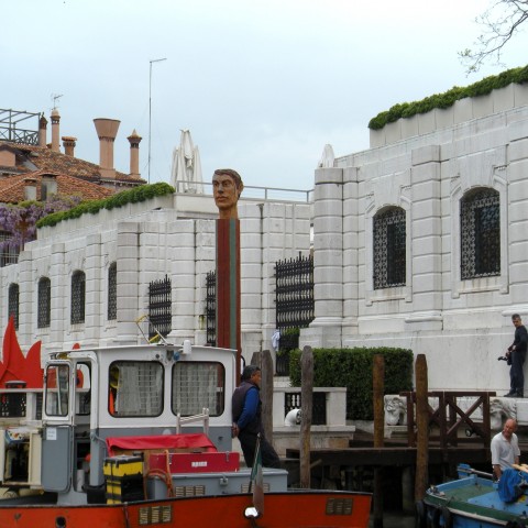 Stephan Balkenhol, Grande colonna con testa, Collezione Peggy Guggenheim, Venezia (foto Marco Rosin)