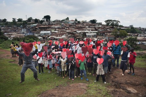 Performance con Upendo Hero a Kibera e l’eroe del Public Space protagonista di Twende Berlin 