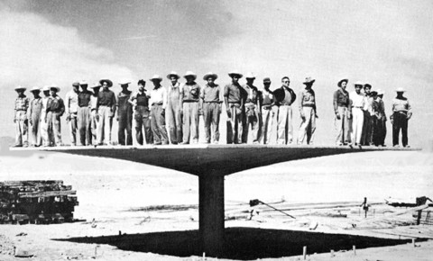Felix Candela, prova di carico su un pilastro ad ombrello, prima metà degli anni ’50