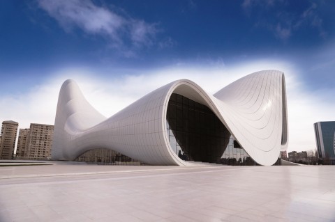 L'Heydar Aliyev Center di Baku, per il quale Zaha Hadid concorre al Design Awards 2014