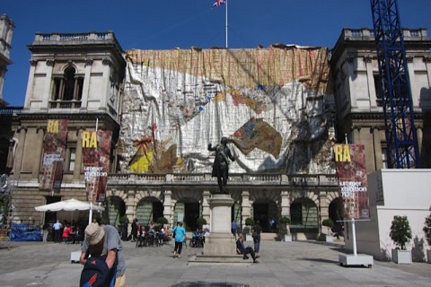 La facciata di Burlington House della Royal Academy “coperta” dall’opera di El Anatsui