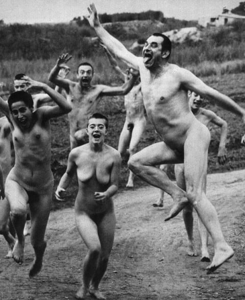 Otto Muehl con alcuni membri della sua comunità hippy