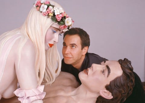 Jeff Koons accanto a unopera della serie Made in Heaven