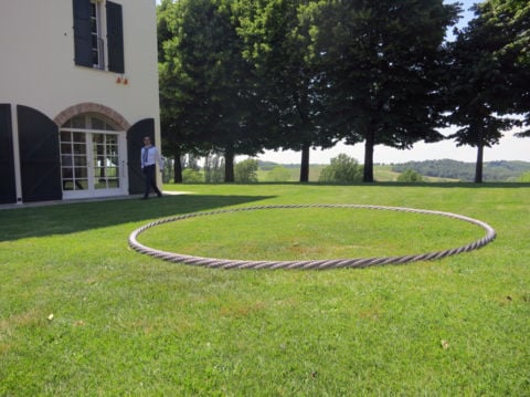 Realizzazione dell'opera Continuo infinito presente di Remo Salvadori presso la tenuta La Raia