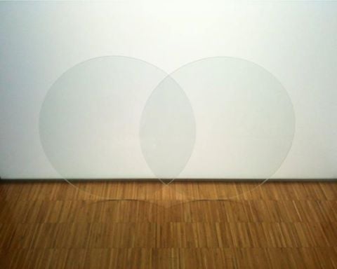 Virginia Zanetti, Infinito-Due ma non Due, 2012, due cerchi in vetro sovrapposti, dimensioni variabili
