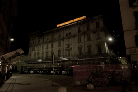 Alessandro Di Pietro, Hotel San Gottardo, 2012, proiezione di luce su l’insegna dell’Hotel San Gottardo di Como. Foto di Filippo Berta