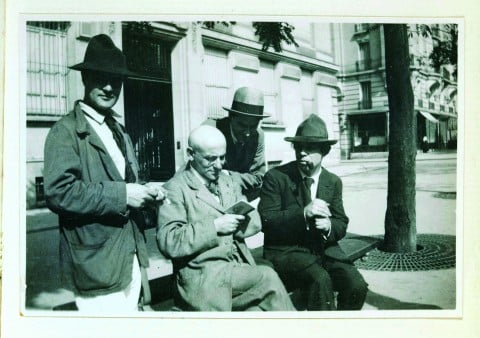 Jean Cocteau, Amedeo Modigliani, Max Jacob, André Salmon e Manuel Ortiz de Zárate davanti all’ufficio postale di boulevard de Montparnasse, 12 agosto 1916 © Diritti Riservati