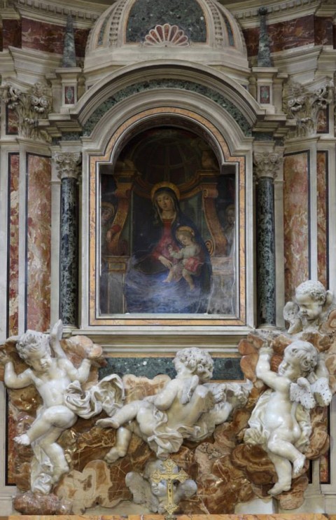 Bernardino di Betto detto il Pinturicchio, Madonna col Bambino, frammento di affresco proveniente dalla Cappella Cybo in Santa Maria del Popolo a Roma, inviato dal cardinale Cybo a Massa nel 1687. Massa, Cattedrale, Cappella Ducale