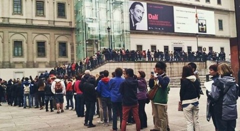 Coda al Reina Sofia per Salvador Dalí (foto El Confidencial)