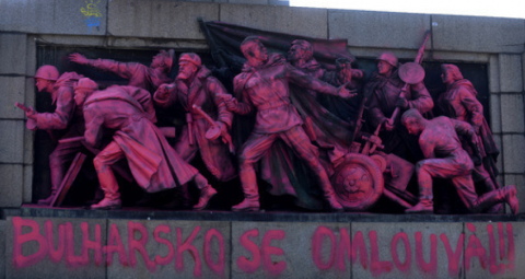 Il Monumento all’Esercito Sovietico di Sofia in rosa