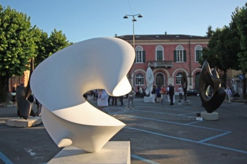 Antoine Poncet - Aureo equilibrio nell'astrattismo internazionele - veduta della mostra in Piazza XXVII aprile, Carrara 2013 