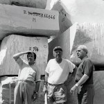Antoine Poncet con Ilario Bessi e Henry Moore negli stabilimenti Henreaux di Querceta, 1962
