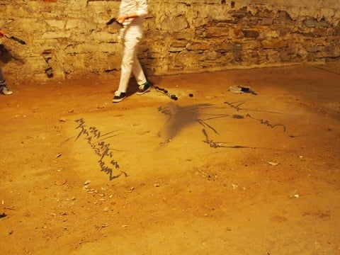 Seung Young Kim, Ask the Dust, 2013 - performance