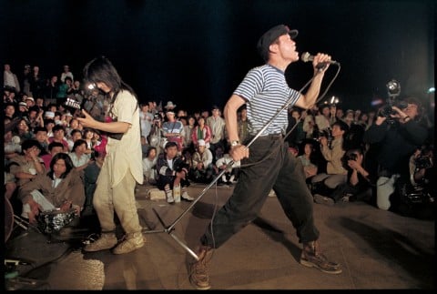 Liu Heung Shing - Giovani rockers cinesi suonano per gli studenti e i lavoratori che occupano a Pechino piazza Tienanmen, maggio 1989 © St. Moritz Art Masters 2013