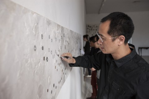Qiu Zhijie al lavoro - photo Agostino Osio - Courtesy Fondazione Querini Stampalia, Venezia 2013