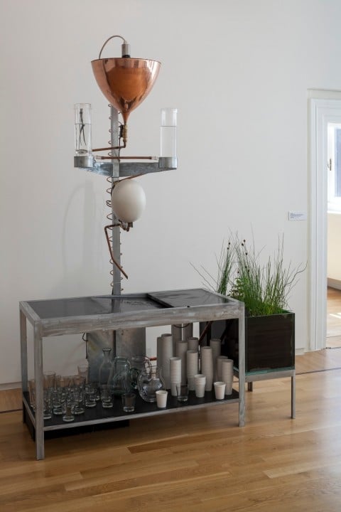 Annie Ratti, Agua de beber, 2011, acqua, vetro, ferro zincato, rame, filtri a carbone, magneti, piante acquatiche ossigenanti, caraffe, bicchieri, 190 x 170 x 70 cm