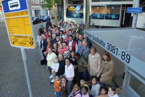 La comunità di Charlois, disobbedendo alla legge vigente a Rotterdam, che impedisce la riunione di più di tre persone in alcuni luoghi pubblici, si ritrova di fronte a una finta fermata dell'autobus