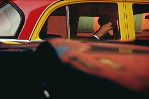Saul Leiter, Taxi, 1957, Stampa Cibachrome, 27,9 x 35,4 cm, © Saul Leiter. Courtesy Howard Greenberg Gallery, New York