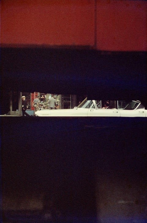 Saul Leiter, Through Boards, 1957, Stampa digitale, 35,5 x 27,9 cm, © Saul Leiter. Courtesy Howard Greenberg Gallery, New York