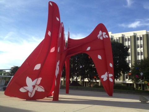 Il mobile di Alexander Calder “infestato” dalle calamite