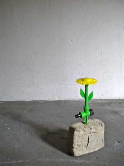 Premio Suzzara - Liliana Moro, Fiore (fontanina), 2013. Argilla, fiore in platica a getto d'acqua, tubo di gomma verde, acqua. Courtesy l'artista