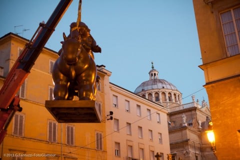 Il posizionamento della scultura di Botero davanti al Teatro Regio di Parma, photo G. Fantuzzi