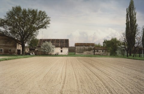 Luigi Ghirri - Cadecoppi, Dalla Strada per Finale Emilia - 1986 - ® Estate of Luigi Ghirri/ARTUNER