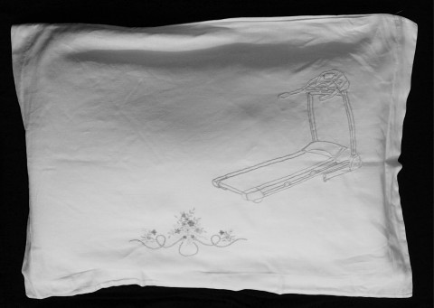 Francesca Santambrogio, Io in campeggio non ci volevo andare (particolare del cuscino), 2013 - tenda igloo, cuscini ricavati, video