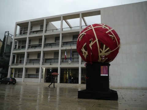 L'installazione di Atomo e Mastro davanti alla Casa del Fascio